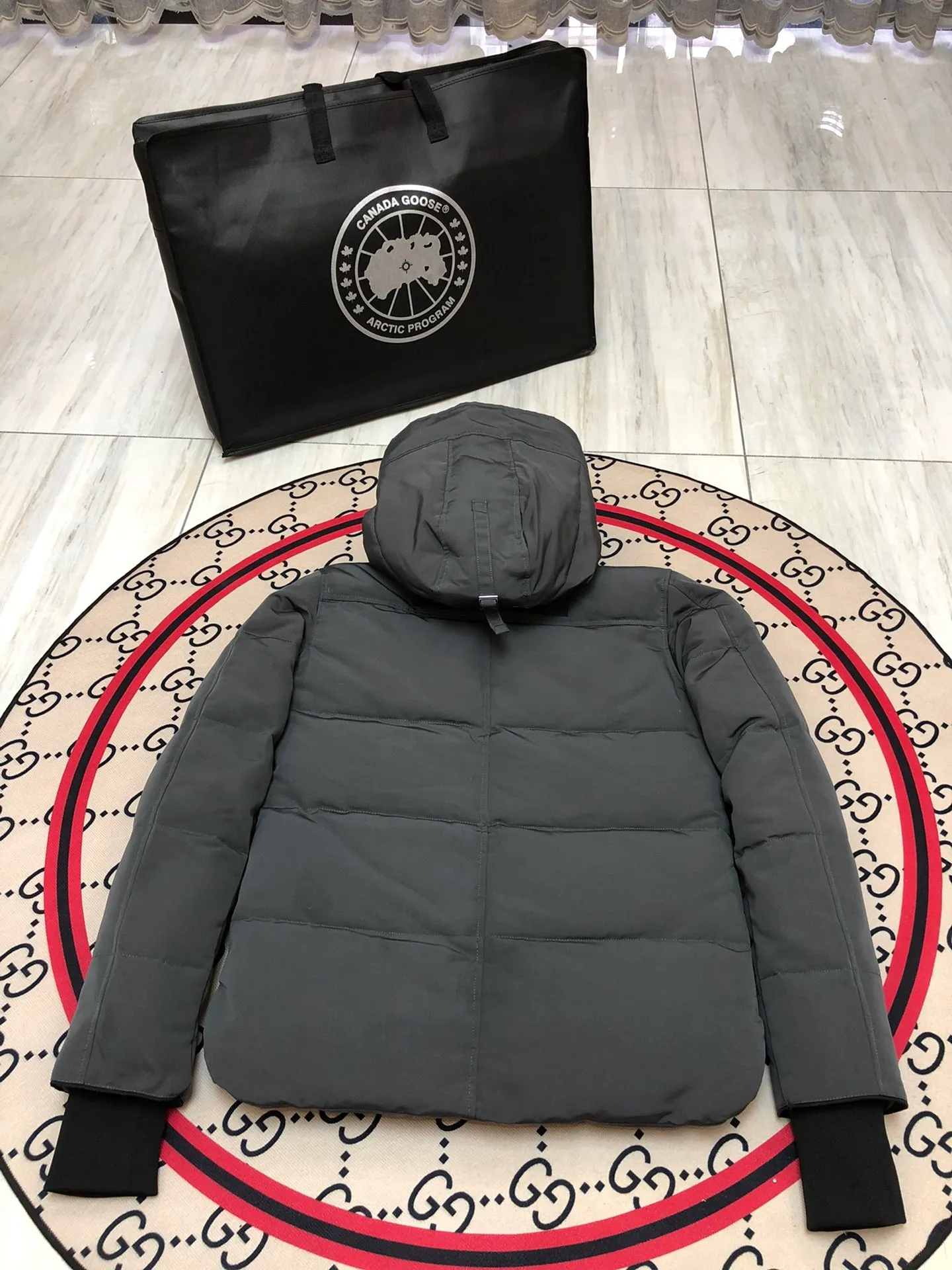 P660 counter quality 🇨🇦canada goose""🇨🇦millan parka 17 styles for men and women, short style without fur collar, chosen by Arctic and Antarctic expedition teams as winter wear, the Rolls Royce of down jackets. ➖ Industry-leading anti-counterfeiting chip sensing. ➖ Imported Behringer embroidery machines and customized embroidery labels, the highest level and industry leading. ➖ Imported Korean 21-count polyester-cotton blended original fabric, tc85 waterproof coating fabric, water-repellent, windproof and wear-resistant. ➖ The new national standard 80 white duck down is filled with an average of 520 grams of down. The amount of down filled is industry-leading. ➖ 100% nylon lon lining with double double-layer sealing design to prevent velvet running, seamless thread design on cuffs! ➖ Western Canadian Green Wolf Collar. ➖ Yoshida ykk provides original custom-made electroplated sliders. The ykk two-way lockable zipper is tight and smooth and does not peel off paint. ➖ 3m composite Velcro is durable, and all accessories and hardware are custom-made. Note: Our copywriting is only simple and clear. Instead of bragging about the copywriting, it is better to compare and understand with samples. Only for the purest, most focused, most professional, highest quality, and highest sex!